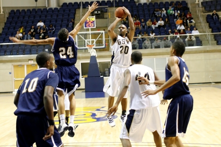 Strong start propels men to win over Columbus State